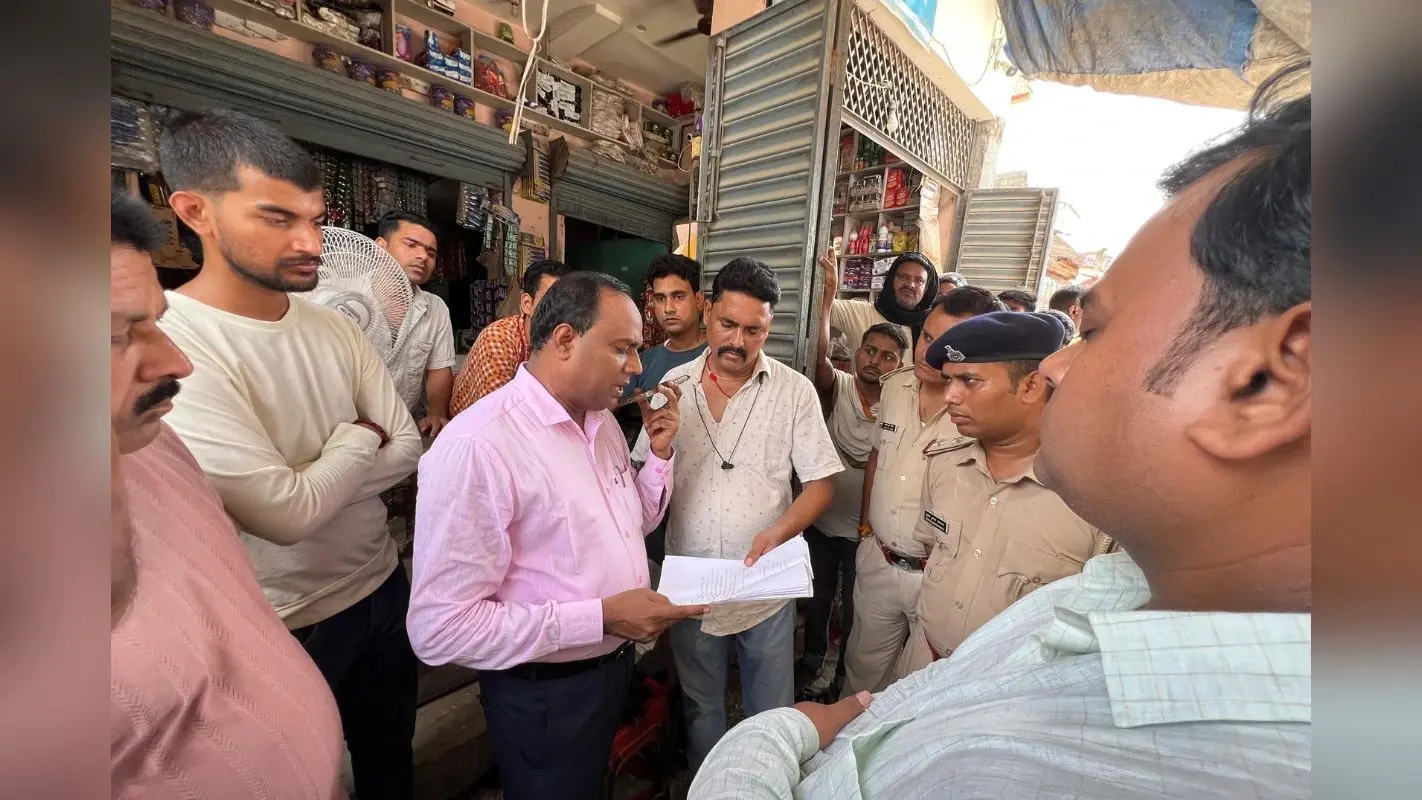 Gopalganj News: मिश्र बत्तरहां बाजार में नाला निर्माण पर बवाल, निजी जमीन में अतिक्रमण का लगा आरोप